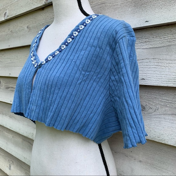 Vintage 90s Blue Solid Print Floral Crochet V-Neck Ribbed Short Sleeve Crop Top - Picture 5 of 16